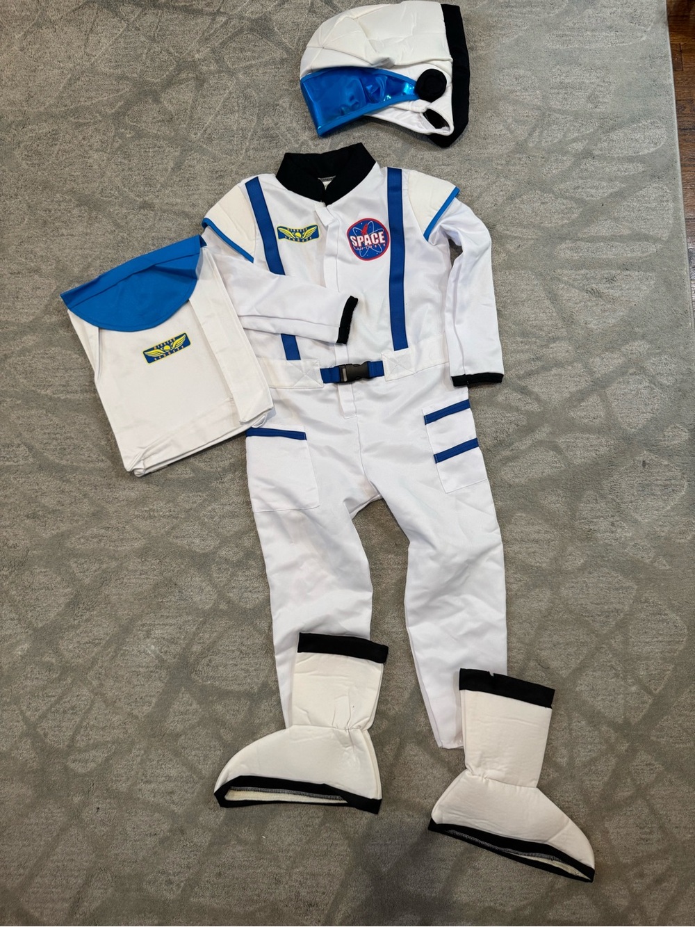 NWOT- Kids White and Blue Astronaut Costume with backpack - size 4/6